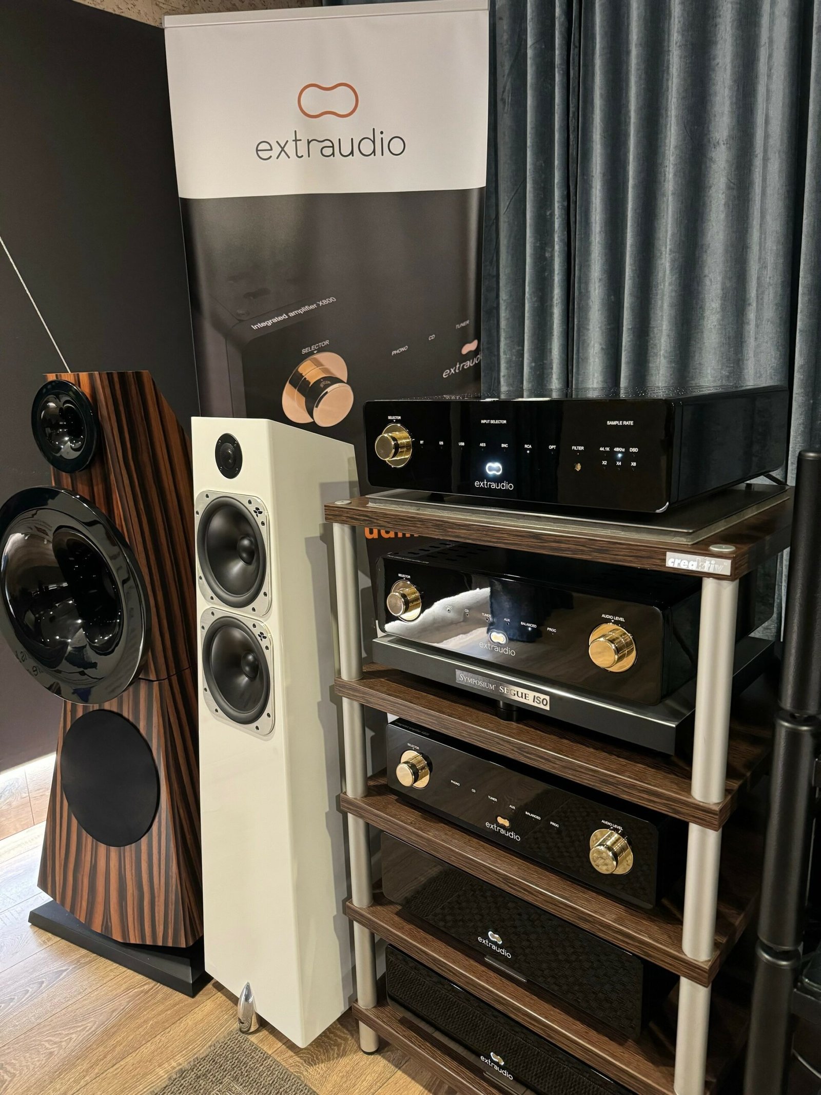 High-end listening system with Extraudio electronics and Odeon loudspeakers